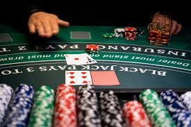 Pengguna memeriksa deposit dari ponsel